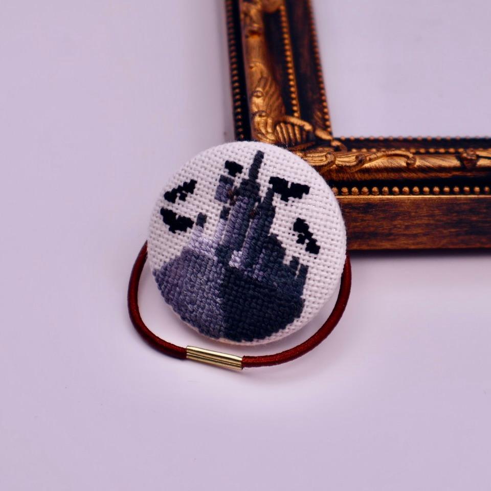 月と城　コウモリ　くるみボタンのヘアゴム　クロスステッチ刺繍1枚目の画像